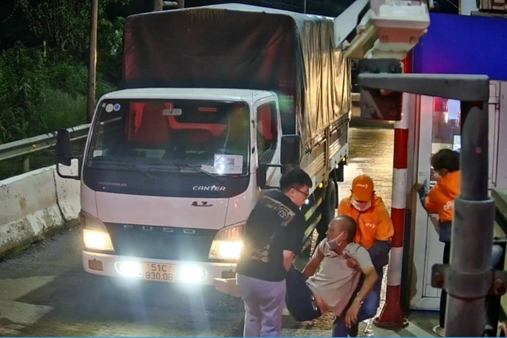 Nam tài xế bất ngờ đột quỵ ngay tại trạm thu phí - 1 Nam tài xế bất ngờ đột quỵ ngay tại trạm thu phí - 1