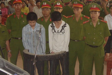 Án tử hình và chung thân cho hai học sinh giết cô giáo cũ 