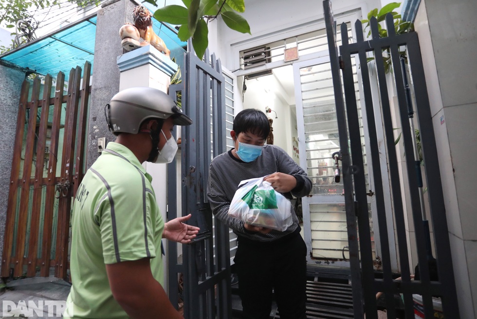 Bộ đội đi chợ: Con chưa biết khi nào về, chắc tới khi hết dịch - 11 Bộ đội đi chợ: Con chưa biết khi nào về, chắc tới khi hết dịch - 11