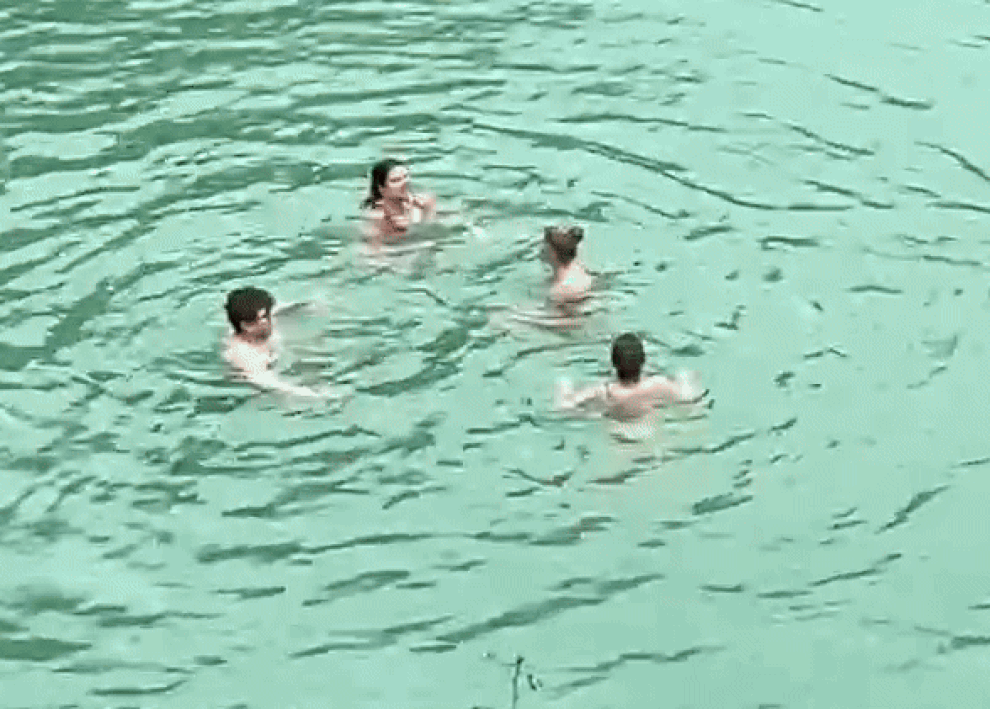 Nhóm khách Tây tắm sông ở Hà Giang khi nhiệt độ hạ hơn 10 độ C - 1 Nhóm khách Tây tắm sông ở Hà Giang khi nhiệt độ hạ hơn 10 độ C - 1