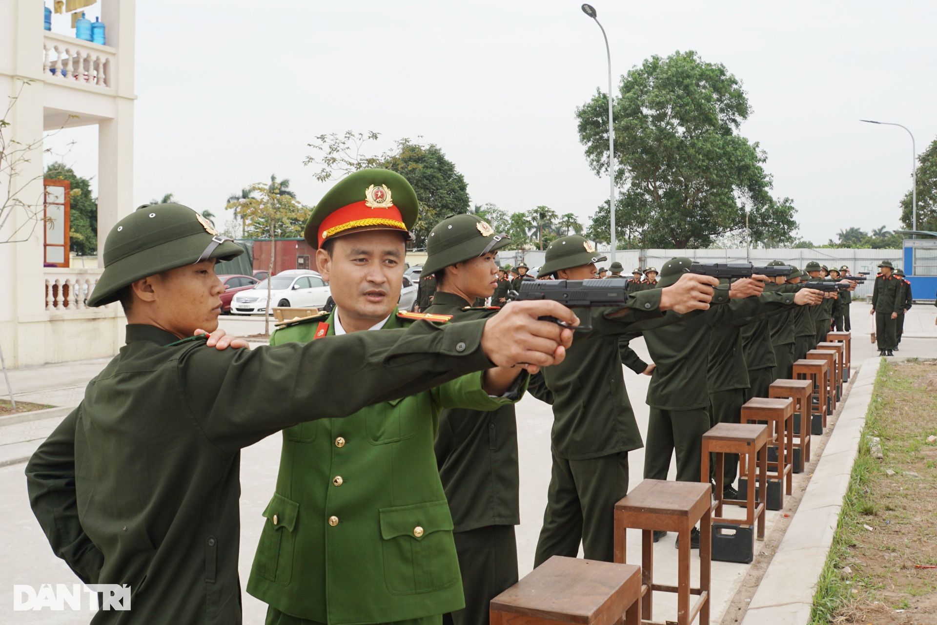 Xem các chiến sĩ Công an nghĩa vụ xắn quần tập điều lệnh - 13 Xem các chiến sĩ Công an nghĩa vụ xắn quần tập điều lệnh - 13