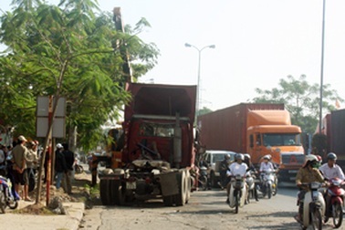 Tai nạn xe container, tắc đường nhiều giờ