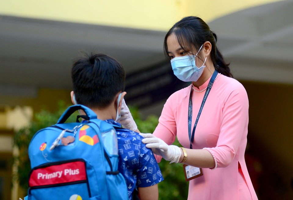 Chùm ảnh: Học sinh Sài Gòn háo hức trở lại trường sau gần 1 tháng nghỉ Tết - 14 Chùm ảnh: Học sinh Sài Gòn háo hức trở lại trường sau gần 1 tháng nghỉ Tết - 14