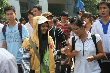 TPHCM: Đề Vật lý dài nhưng không khó, đề Sinh “dễ thở”