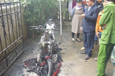 Xe Air Blade bốc cháy giữa sân trường