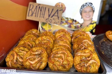 Cầm 200.000 đồng ăn đủ món ngon 3 miền tại Hội chợ Mùa Thu ở Hà Nội