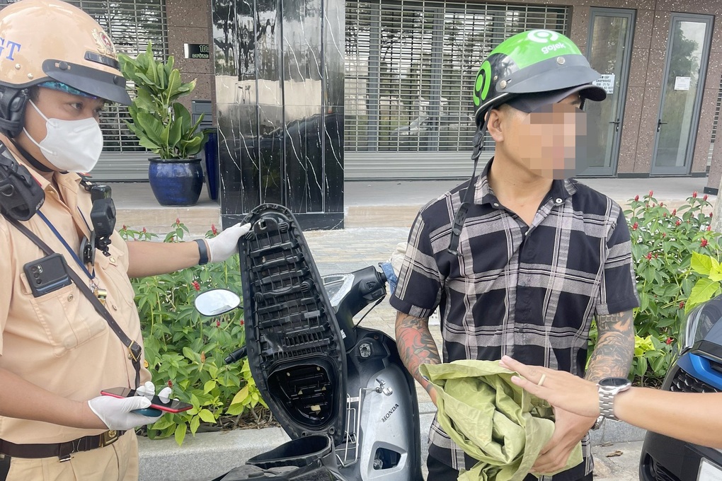 Tài xế dương tính với chất ma túy khai cắn viên nén giống kẹo - 1 Tài xế dương tính với chất ma túy khai cắn viên nén giống kẹo - 1