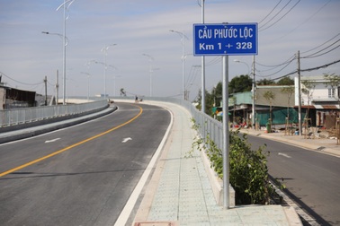 Dân vùng ven Sài Gòn háo hức chờ cây cầu xây 8 năm mới xong