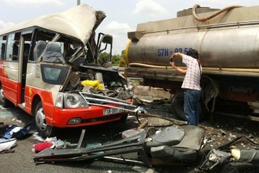 Xe khách tông xe bồn, 4 người tử nạn