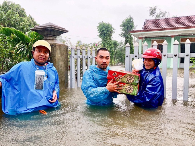 Tình người mùa mưa lũ: Người con xứ Nghệ tự bỏ tiền mua 5.000 thùng mì, lái xe ròng rã 5 ngày qua 3 tỉnh miền Trung để hỗ trợ đồng bào vùng thiên tai - Ảnh 2.