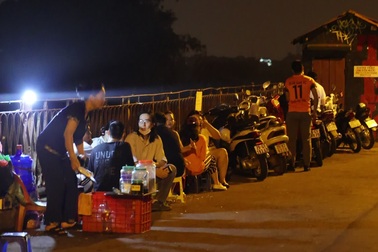 Bán quán vỉa hè, tụ tập tán gẫu trên cầu Long Biên