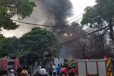 Hà Nội: Bãi phế liệu bốc cháy ngùn ngụt, 1 chiến sĩ cứu hỏa bị thương