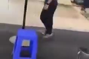 Người đàn ông đạp đổ bàn của tổ lấy mẫu xét nghiệm Covid-19