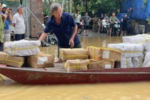 Người Hà Nội bơi thuyền chở đồ đạc giữa phố... "chạy lũ"