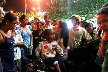 Vụ tai nạn thương tâm và sự thoát chết kì diệu của một bé trai