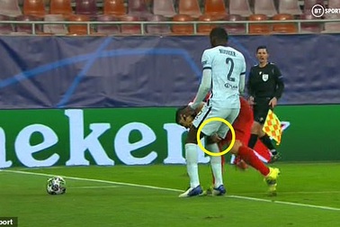 Luis Suarez véo đùi, khiến cho ngôi sao Chelsea nổi điên