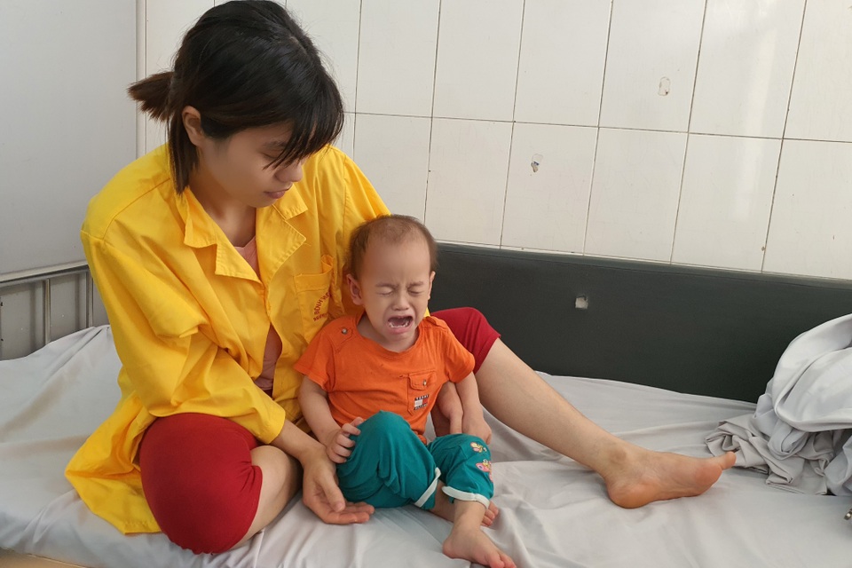 Xót xa cảnh người mẹ hóa điên ôm con trọng bệnh lang thang khắp phố - 5 Xót xa cảnh người mẹ hóa điên ôm con trọng bệnh lang thang khắp phố - 5