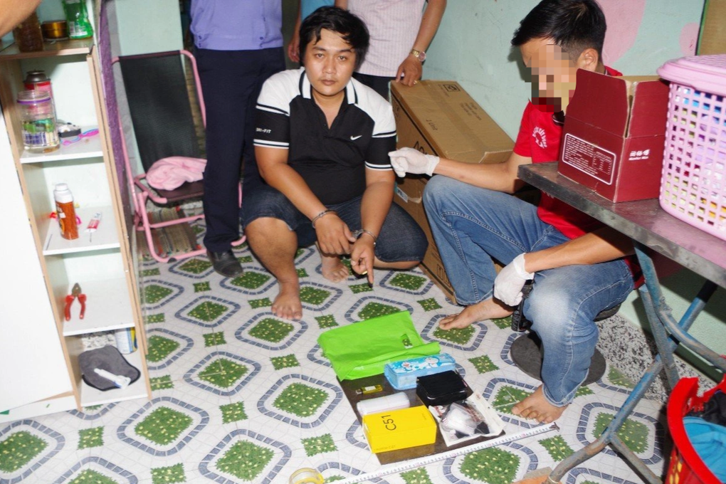 Đang đi tìm khách mua ma túy thì gặp công an - 1 Đang đi tìm khách mua ma túy thì gặp công an - 1