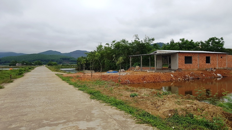 Người dân xây nhà trái phép trên đất thủy sản được chính quyền “tiếp tay”? - 1 Người dân xây nhà trái phép trên đất thủy sản được chính quyền “tiếp tay”? - 1