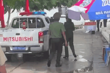 Nam sinh bị hư xe, CSGT kịp đến đón để dự thi tốt nghiệp THPT