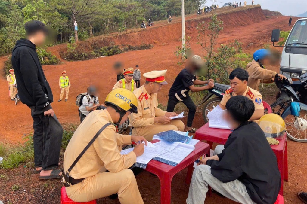 Nhóm người đi săn mây gây mất trật tự: Công an tạm giữ 78 phương tiện - 1 Nhóm người đi săn mây gây mất trật tự: Công an tạm giữ 78 phương tiện - 1