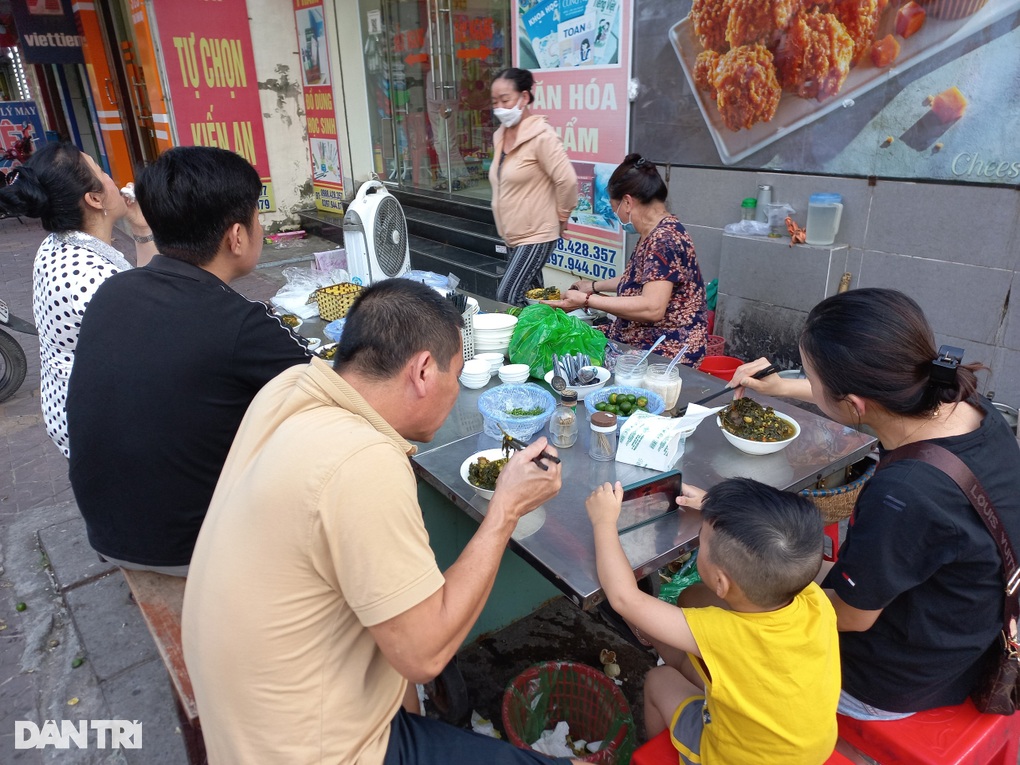 Quán gà tần 38 năm ngon nức tiếng, khách xếp hàng thưởng thức ở Hải Phòng - 1 Quán gà tần 38 năm ngon nức tiếng, khách xếp hàng thưởng thức ở Hải Phòng - 1