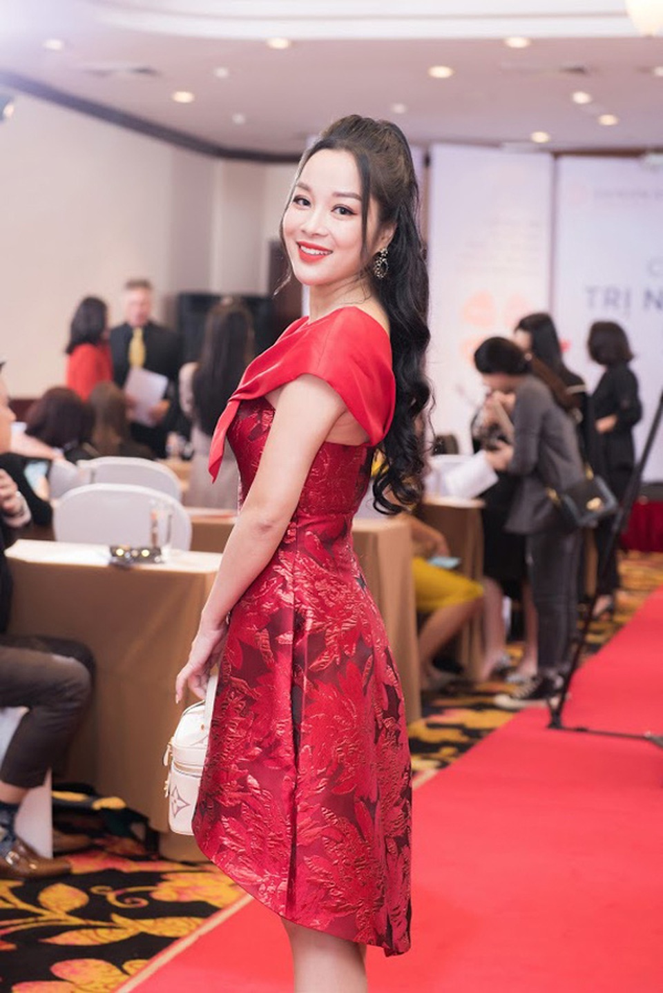 Vàng Anh Minh Hương đẹp rạng rỡ ở tuổi 39 - 1 Vàng Anh Minh Hương đẹp rạng rỡ ở tuổi 39 - 1
