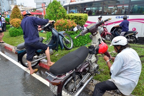 Kiếm cả triệu đồng trong buổi sáng nhờ… đường ngập