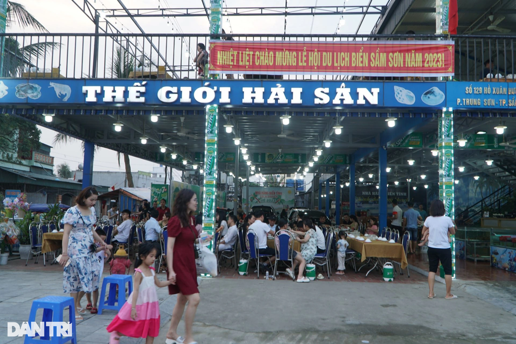 Biển Sầm Sơn đông nghịt du khách - 4 Biển Sầm Sơn đông nghịt du khách - 4