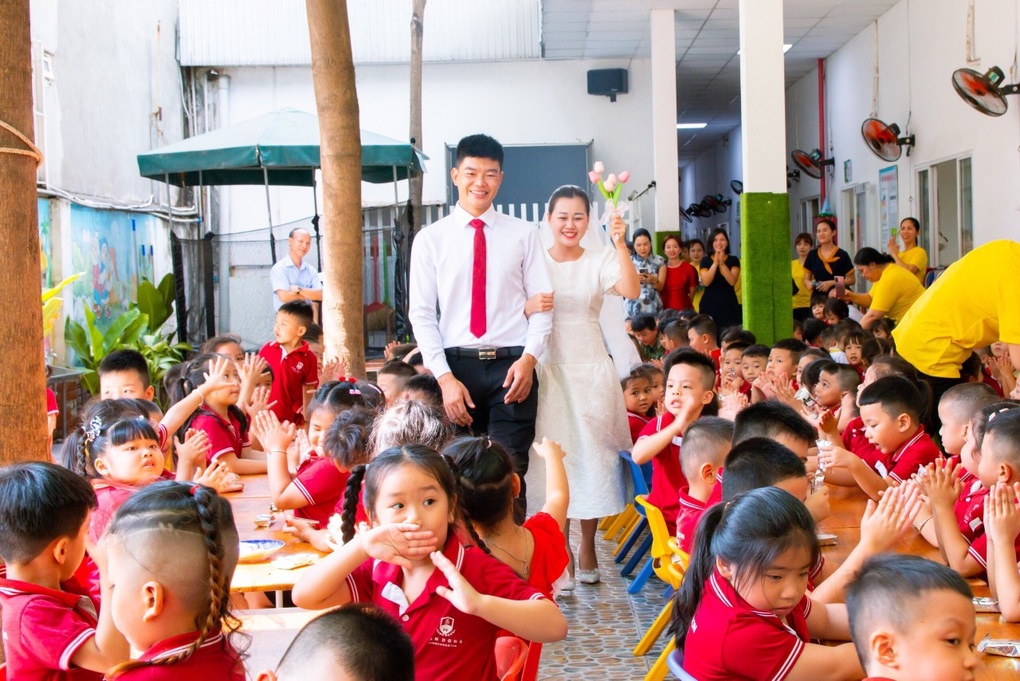 Cô giáo ở TPHCM tổ chức cưới tại trường mầm non, dàn bê tráp gây sốt - 2 Cô giáo ở TPHCM tổ chức cưới tại trường mầm non, dàn bê tráp gây sốt - 2