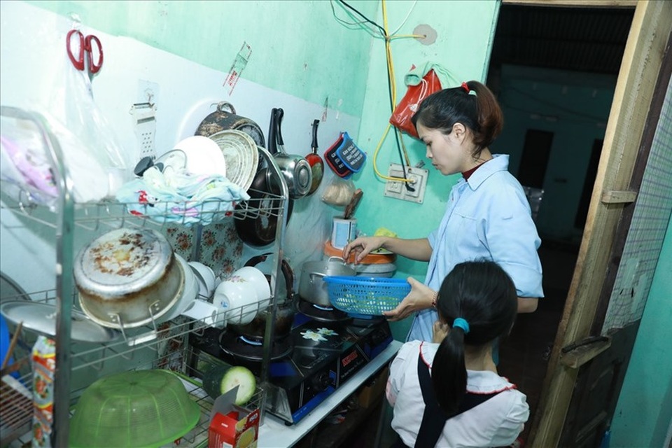 Nữ công nhân đơn thân: Quay cuồng với vòng xoáy kiếm tiền, chăm con - 1 Nữ công nhân đơn thân: Quay cuồng với vòng xoáy kiếm tiền, chăm con - 1
