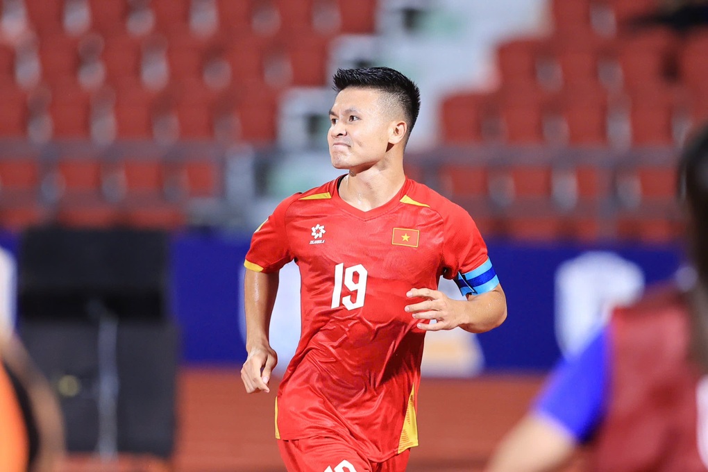Quang Hải ghi siêu phẩm vào lưới Thái Lan, đào sâu kỷ lục lịch sử - 2 Quang Hải ghi siêu phẩm vào lưới Thái Lan, đào sâu kỷ lục lịch sử - 2