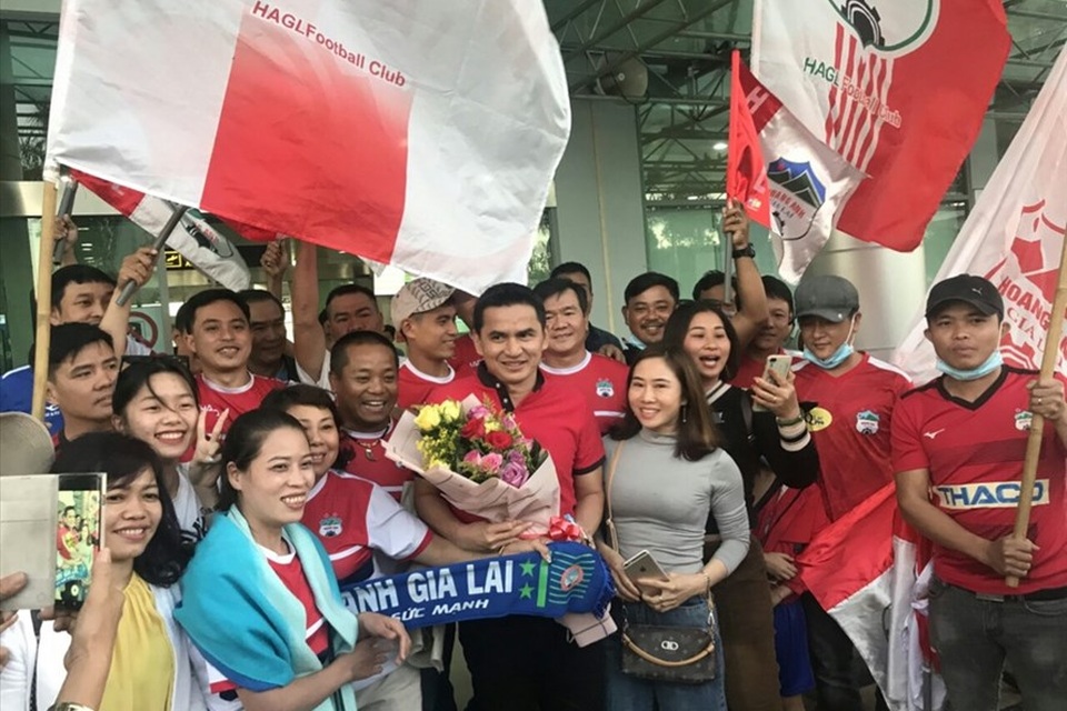Báo Thái Lan: Cổ động viên Việt Nam dành tình yêu lớn cho Kiatisuk - 4 Báo Thái Lan: Cổ động viên Việt Nam dành tình yêu lớn cho Kiatisuk - 4