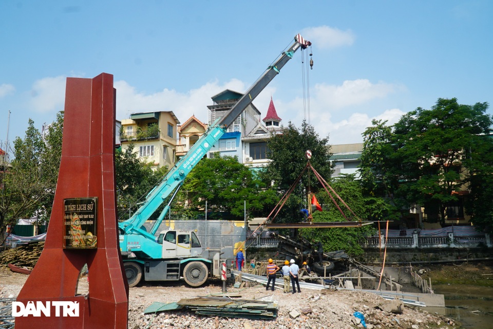 Cảnh cần cẩu nhấc bổng xác pháo đài bay B-52 dưới đáy hồ lên bờ ở Hà Nội - 1 Cảnh cần cẩu nhấc bổng xác pháo đài bay B-52 dưới đáy hồ lên bờ ở Hà Nội - 1