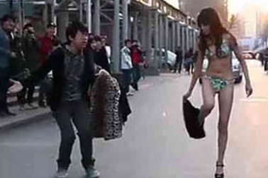 Giận thiếu gia, cô gái trút xiêm y giữa phố