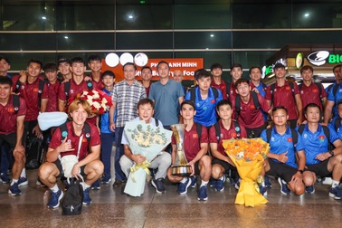 U23 Việt Nam về nước, rạng rỡ bên cúp vô địch Đông Nam Á