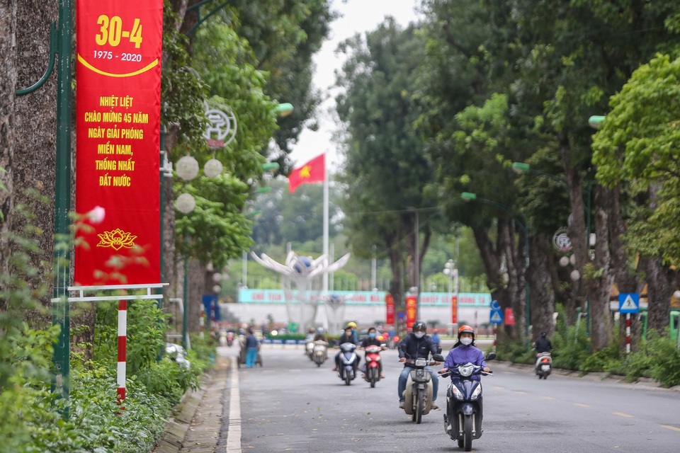 Ngắm Hà Nội rực rỡ sắc cờ trước ngày lễ lớn 30/4 - 1/5 - 2 Ngắm Hà Nội rực rỡ sắc cờ trước ngày lễ lớn 30/4 - 1/5 - 2