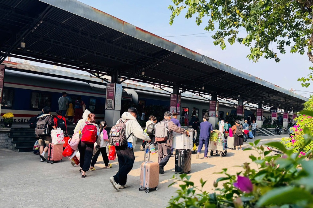 Hàng chục hành khách ở TPHCM trễ chuyến tàu Tết do kẹt xe - 1