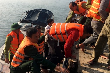 Chìm tàu trên biển, 11 thuyền viên được cứu sống
