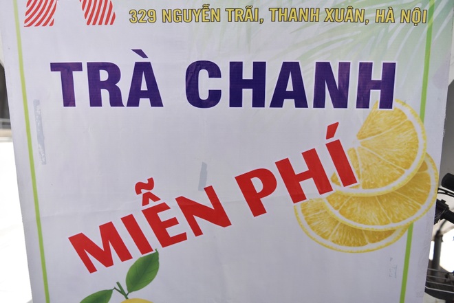 Hà Nội: Mát lòng trà chanh đá miễn phí giữa ngày nắng đỉnh điểm - 15 Hà Nội: Mát lòng trà chanh đá miễn phí giữa ngày nắng đỉnh điểm - 15