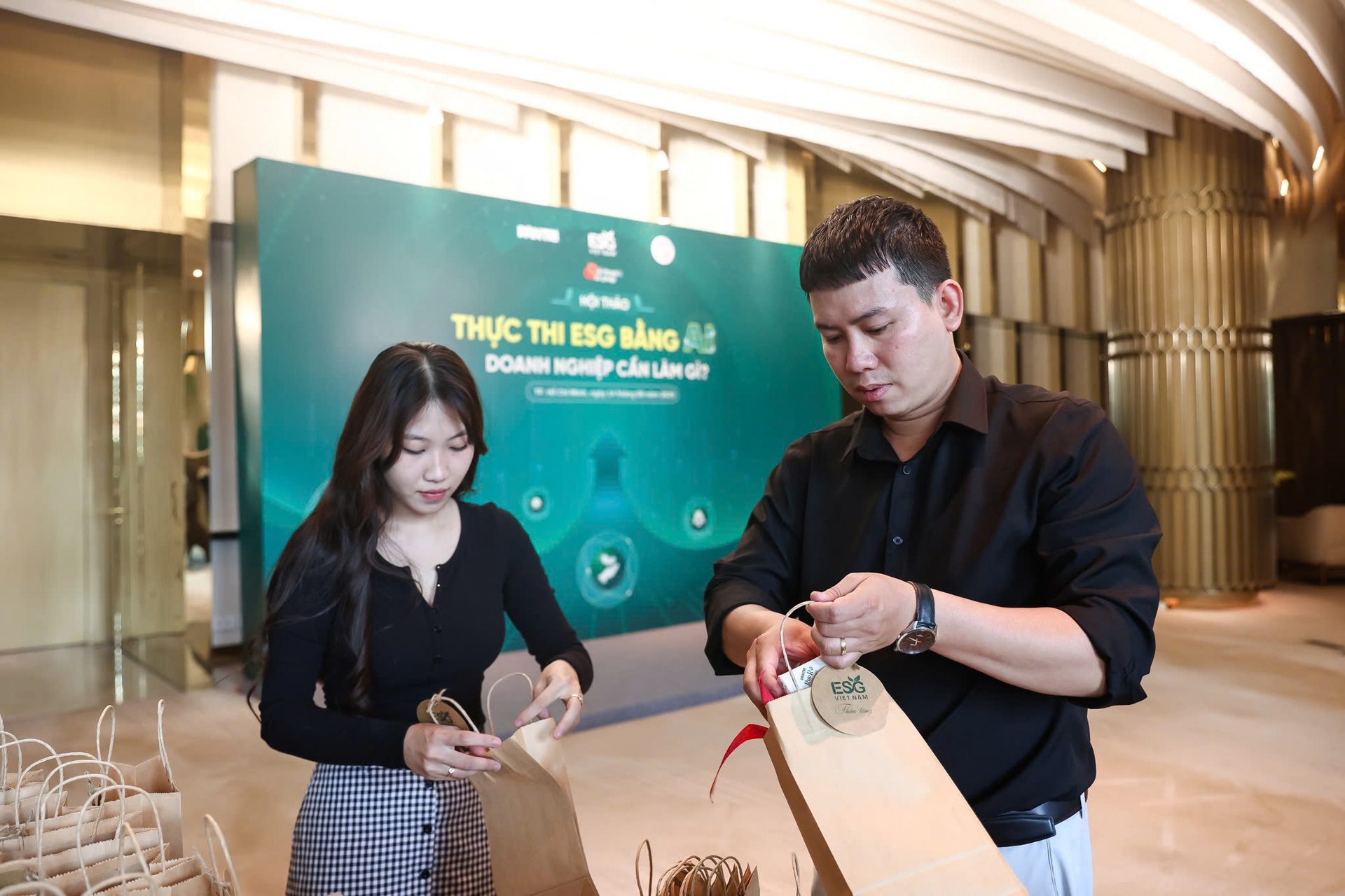 Không khí tất bật chuẩn bị cho hội thảo Thực thi ESG bằng AI chiều 14/8 - 6 Không khí tất bật chuẩn bị cho hội thảo Thực thi ESG bằng AI chiều 14/8 - 6