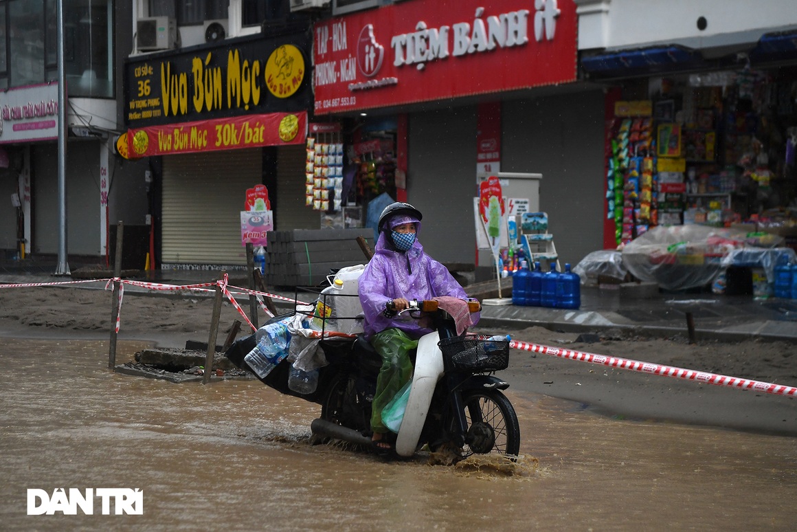 Bầu trời Hà Nội tối sầm sau mưa, xe cộ bật đèn pha lưu thông giữa ban ngày - 10 Bầu trời Hà Nội tối sầm sau mưa, xe cộ bật đèn pha lưu thông giữa ban ngày - 10