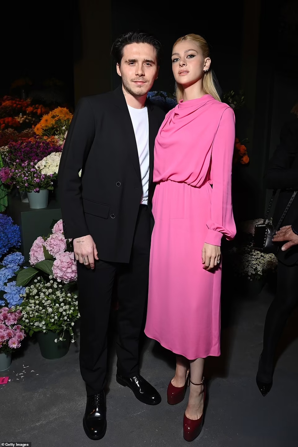 Brooklyn Beckham tình tứ hôn con gái tỷ phú khi đi xem show thời trang - 2 Brooklyn Beckham tình tứ hôn con gái tỷ phú khi đi xem show thời trang - 2