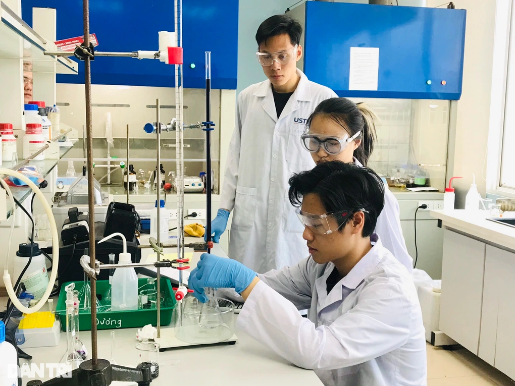 Giáo sư lọt top thế giới cảnh báo tiếng Anh vẫn là điểm đen của giáo dục - 2 Giáo sư lọt top thế giới cảnh báo tiếng Anh vẫn là điểm đen của giáo dục - 2