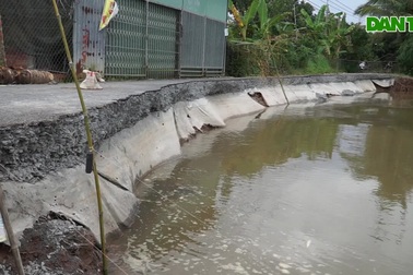 Sạt lở bờ đê, đường huyết mạch bị cắt đứt hoàn toàn