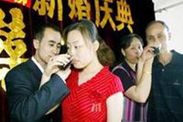 Hai cha con lấy hai mẹ con