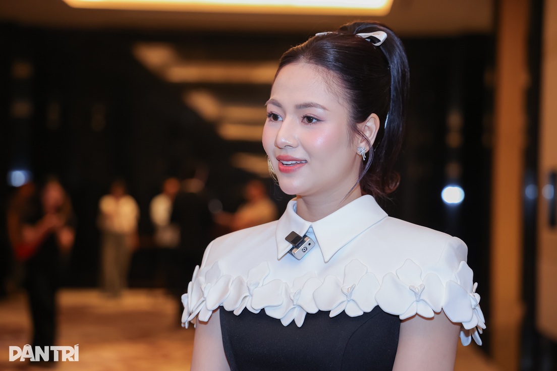 Việt Hoa U30: Nhan sắc xinh đẹp, phong cách thời trang thanh lịch