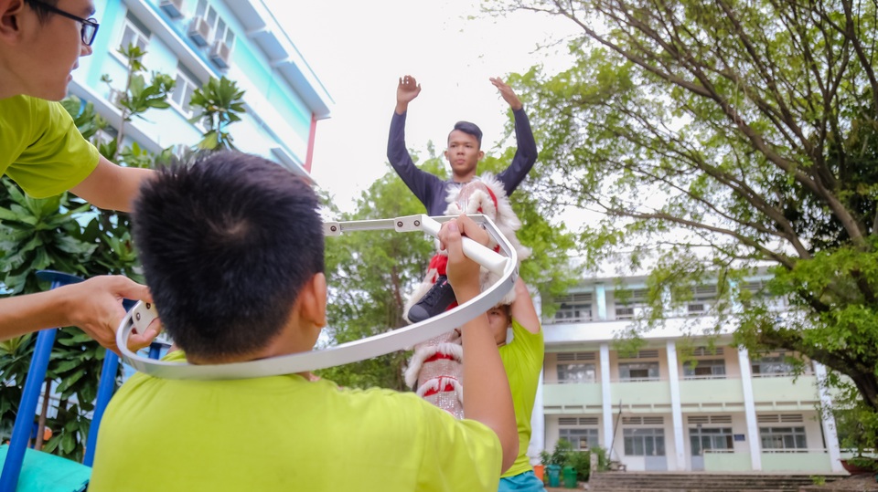 Đoàn lân của những đứa trẻ bụi đời - 11 Đoàn lân của những đứa trẻ bụi đời - 11