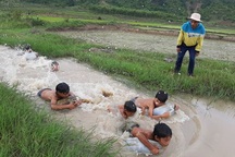 3 thanh niên “ngăn suối” mở lớp dạy bơi “dã chiến” cho trẻ em làng