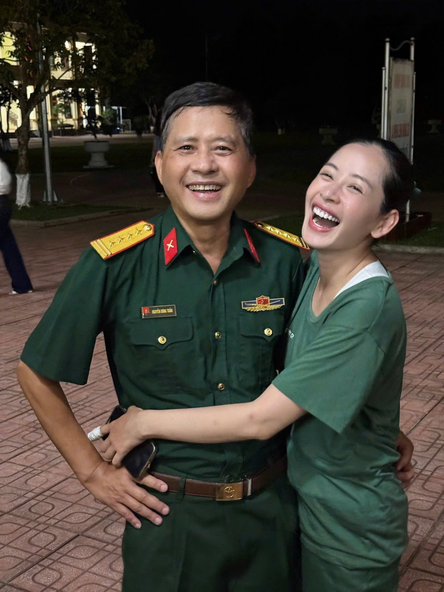 Chi Pu hạnh phúc khi được mặc quân phục cùng với bố là Đại tá - 1